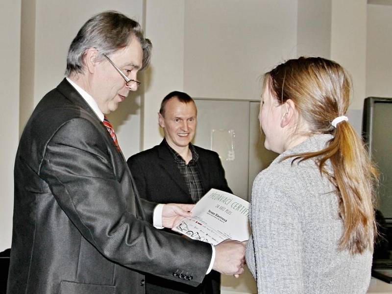 Radní Robert Bezděk předává ceny vítězům soutěže Kvíz plus.