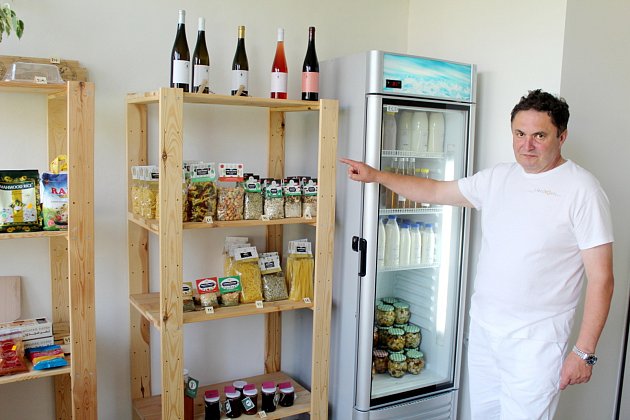 Obchod Sýrožrouti, který otevřel Ivo Nazarevič, najdou zájemci na nymburském sídlišti.