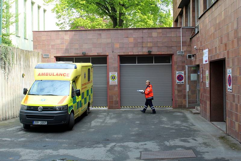 Aktuální výjezdové místo nymburské záchranky v zadních traktech Obecního domu. Sanitky občas parkují venku.