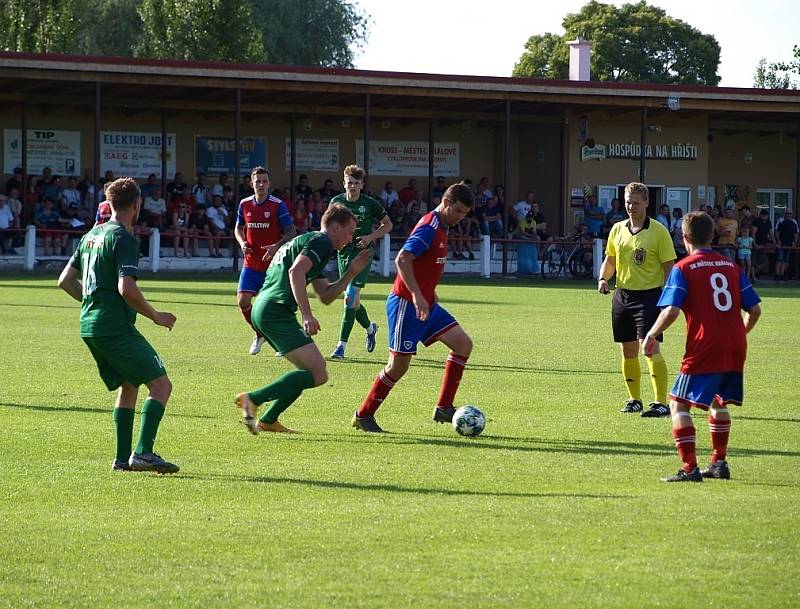 Z fotbalového utkání I.B třídy Městec Králové - Semice (0:0)