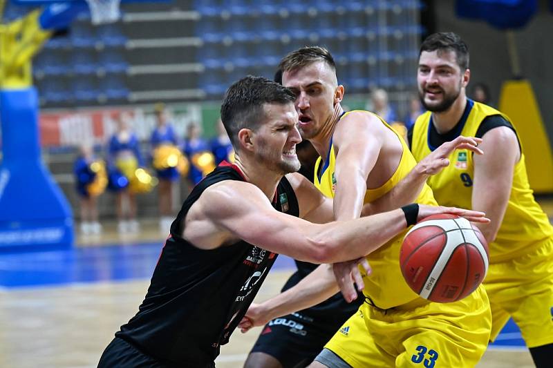 Z basketbalového utkání Kooperativa NBL Opava - Nymburk (100:98)