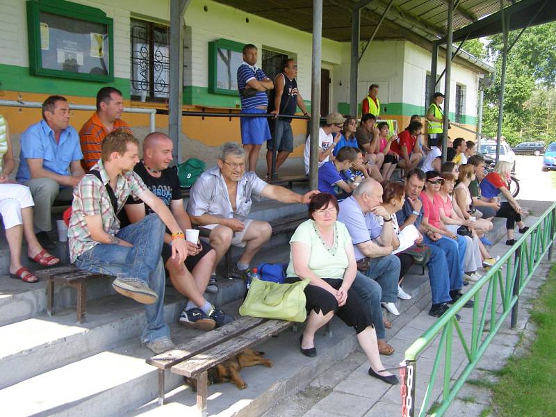 Z okresního derby fotbalové I.B třídy Milovice - Městec Králové (5:0)