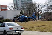 Pro dívku přiletěl záchranářský vrtulník.