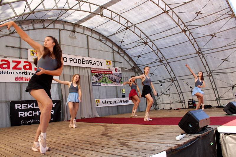 Finalistky Miss České republiky defilovaly v Poděbradech u lázeňské kolonády.