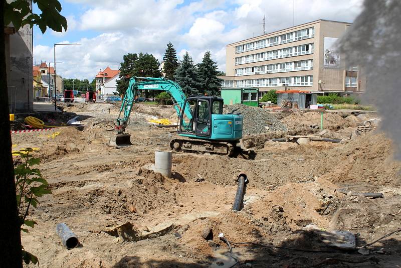 Situace na stavbě druhého kruhového objezdu v Nymburce.