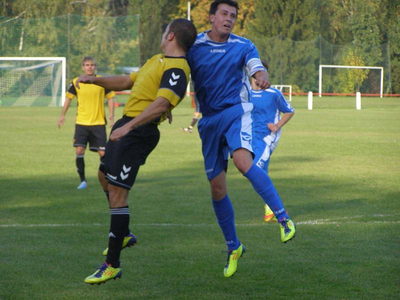 Z fotbalového utkání okresního přeboru Městec Králové - Slovan Poděbrady (2:1)