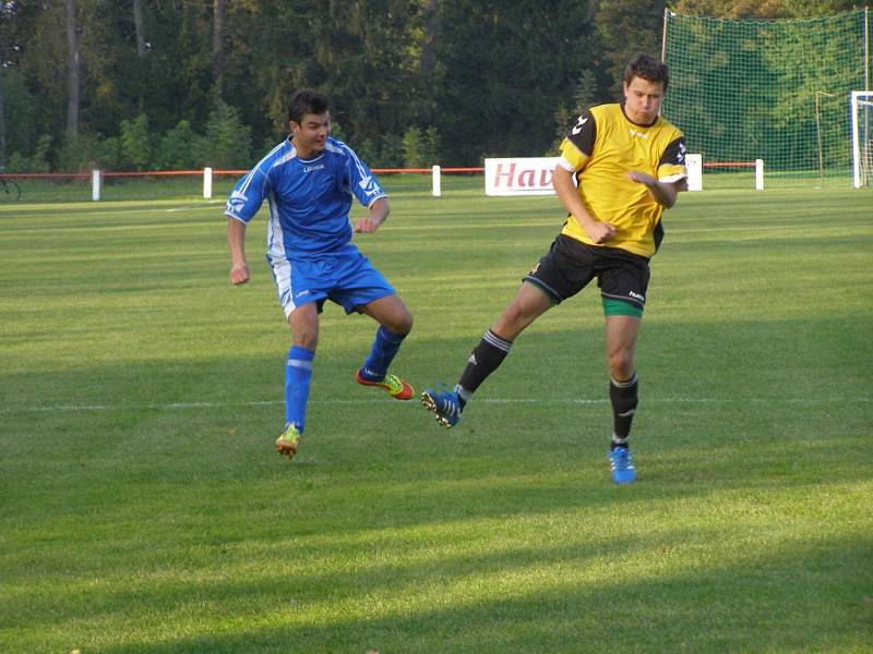 Z fotbalového utkání okresního přeboru Městec Králové - Slovan Poděbrady (2:1)