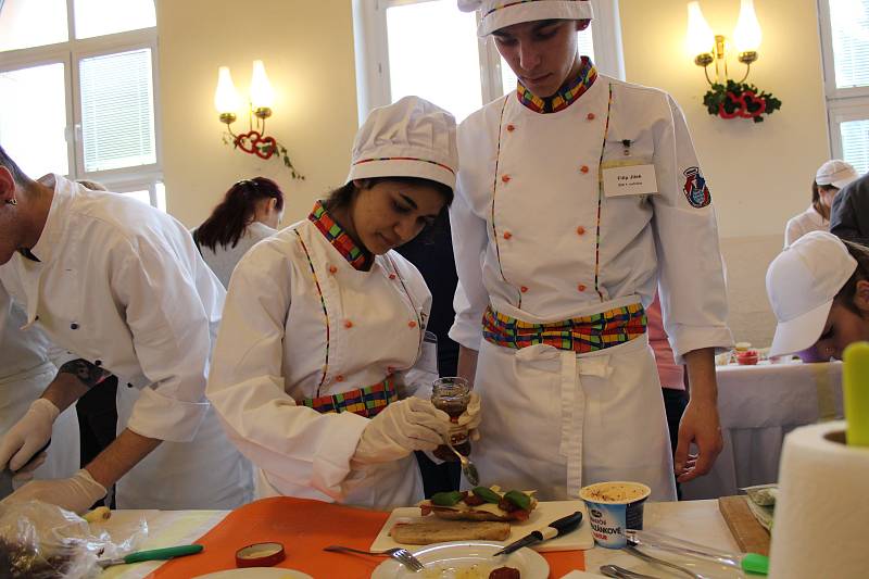 Šestnáct odborných učilišť z celé republiky se účastnilo gastronomické soutěže Srdce na talíři, kterou pořádalo Střední odborné učiliště v Městci Králové.