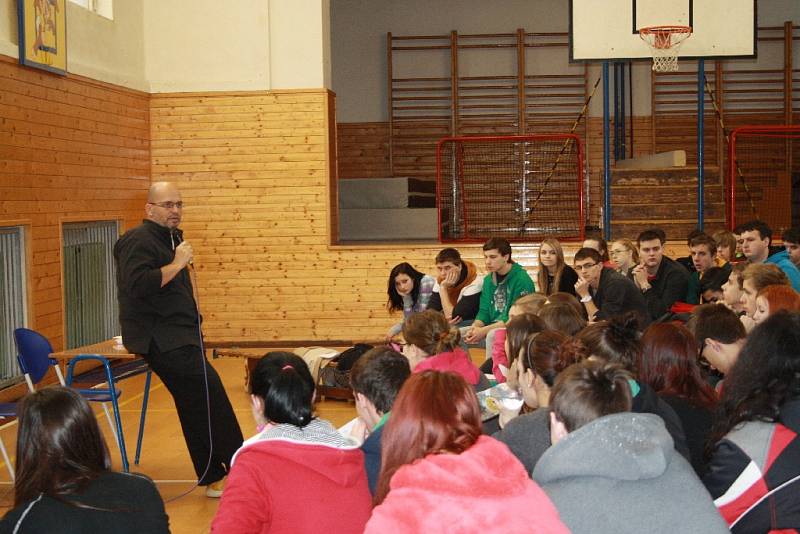 Známý kuchař Zdeněk Pohlreich besedoval se studenty a žáky v Poděbradech.