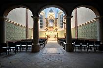 Zkouška různých možností nasvícení kaple svatého Jana Nepomuckého v Nymburce.