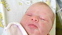 GABRIELA JE NOVÁ SESTRA MARKA. Gabriela Dušková se poprvé rozplakala 22. května 2013. Po porodu se pyšnila výškou 52 centimetry a váhou 3 970 gramů. Za tříapůlletým Markem zamířila s maminkou Šárkou  a tatínkem Radkem do Poděbrad.