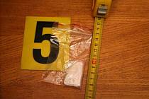 Policisté při domovní prohlídce u manželského páru v Sadské zabavili grogy. Celkem byly doma nalezeny tři gramy heroinu a další látka, kterou může být pervitin.