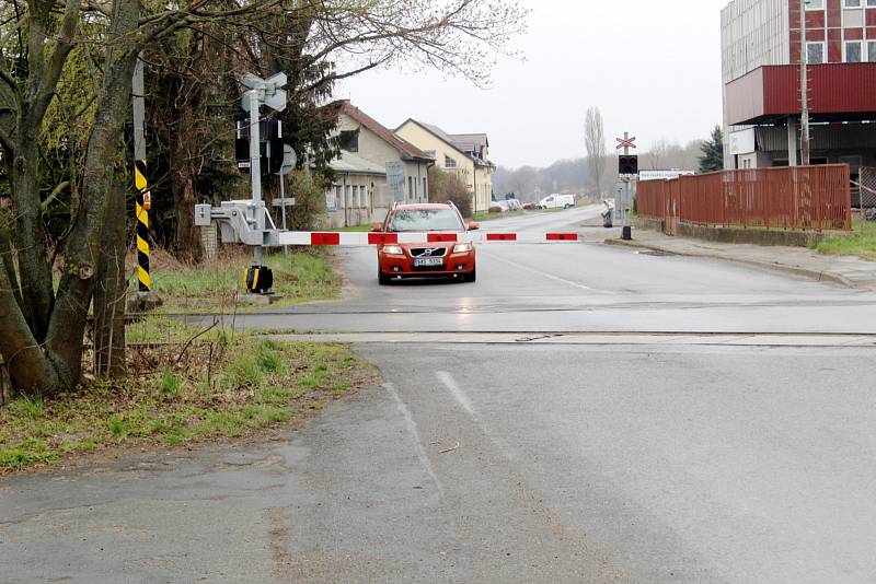 Pražská ulice a železniční přejezd u pivovaru v Nymburce.