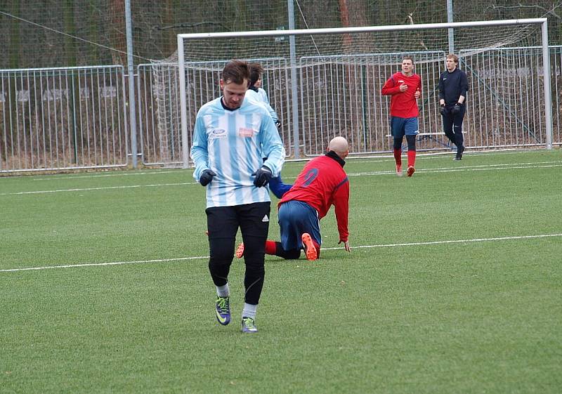 Zase nadělovali. Podruhé za sebou nastříleli fotbalisté Bohemie Poděbrady (v modrobílém) soupeři šest gólů, odnesl to Rychnov