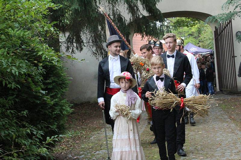 Dožínkovou slavnost V zámku a v podzámčí uspořádalo Polabské muzeum společně s obcí Přerov nad Labem a majitelem zámku Českým rozhlasem už tradičně ve skanzenu a přilehlém zámku.