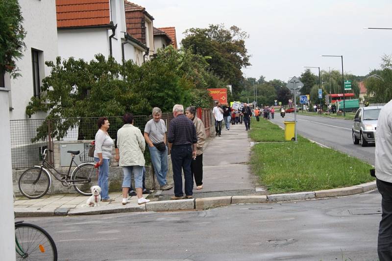 Demonstrace proti zinkovně AZOS na Zálabí.