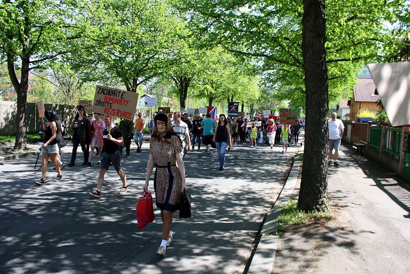 Protesty v Nymburce při jednání sjezdu komunistů a maškarní průvod.