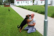 Druhá část projektu Tlapka v dlani, v jehož rámci cvičí budoucí vodící psy pro nevidomé vězni z Jiřic, má za sebou úspěšné tři měsíce.