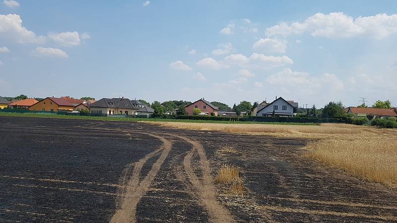 Dokonce i hasicí letadlo si přizvali na pomoc hasiči, kteří ve čtvrtek odpoledne likvidovali rozsáhlý požár pole a stromů u Mratína na Praze-východ.