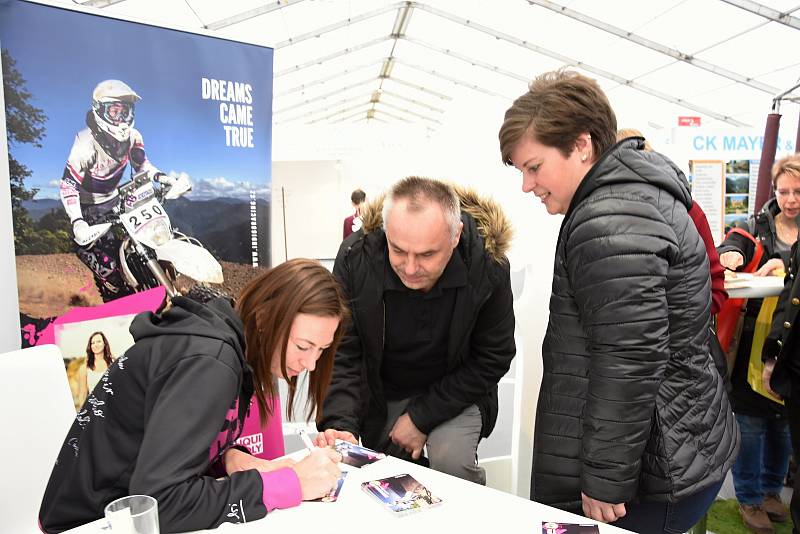 Středočeský kraj se prezentoval na veletrhu cestovního ruchu na Výstavišti v Pražských Holešovicích.  Mezi pozvanými hosty na krajském stánku nechyběla motocyklistka Gabriela Novotná známá účastí v Rallye Dakar.