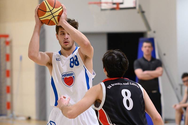 Z basketbalového utkání ligy juniorů Poděbrady - BK Brandýs (76:68)