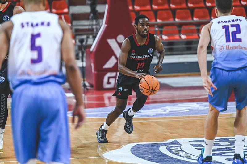 Z basketbalového utkání Ligy mistrů  Igokea - Nymburk (76:69).