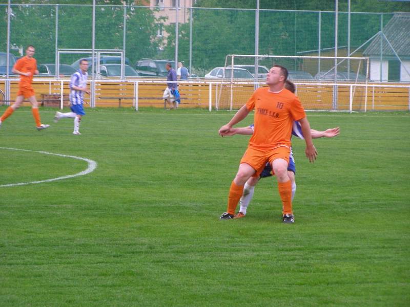 Z okresního fotbalového derby I.B třídy Poříčany - Sadská (4:2)