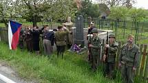Milovníci vojenské historie uspořádali vzpomínkovou jízdu s pietními akty u pomníků padlým hrdinům z květnové revoluce roku 1945.