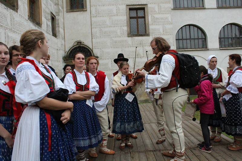 Dožínkovou slavnost V zámku a v podzámčí uspořádalo Polabské muzeum společně s obcí Přerov nad Labem a majitelem zámku Českým rozhlasem už tradičně ve skanzenu a přilehlém zámku.