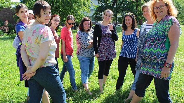 V mateřském centru Svítání v Nymburce proběhl seminář s netradičním tématem: bosá chůze.