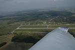 Letecký pohled na milovické letiště a okolí