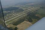 Letecký pohled na milovické letiště a okolí