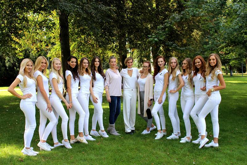 Finalistky Miss České republiky defilovaly v Poděbradech u lázeňské kolonády.