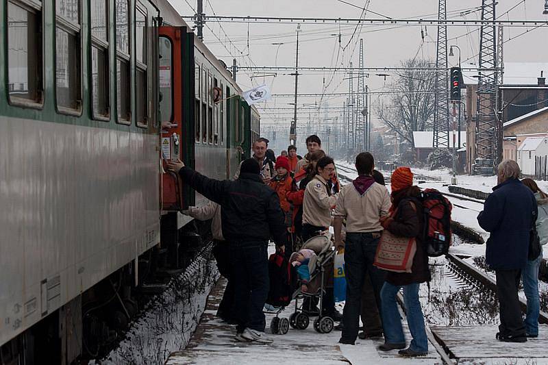 Skauti přivezli Betlémský oheň a pak si zazpívali na náměstí