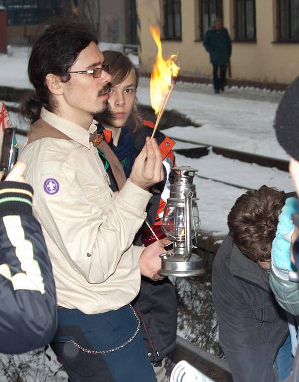 Skauti přivezli Betlémský oheň a pak si zazpívali na náměstí