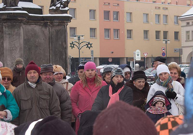 Skauti přivezli Betlémský oheň a pak si zazpívali na náměstí