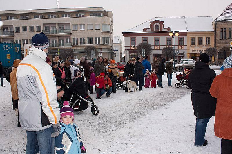 Skauti přivezli Betlémský oheň a pak si zazpívali na náměstí