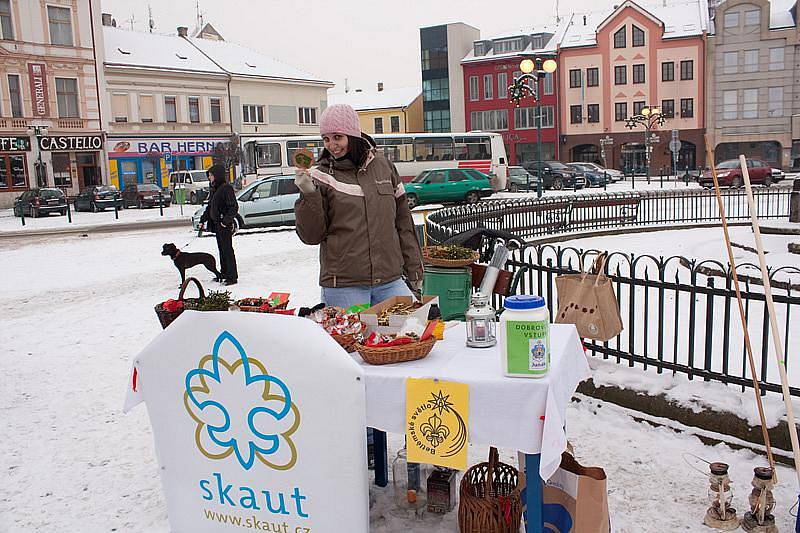 Skauti přivezli Betlémský oheň a pak si zazpívali na náměstí