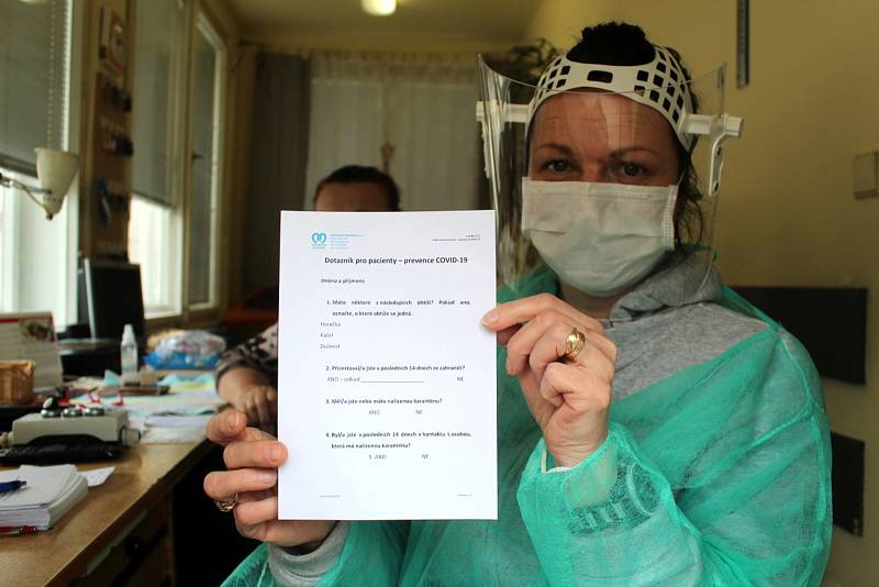 Věra Pekárková na vrátnici nymburské nemocnice s dotazníkem pro pacienty.