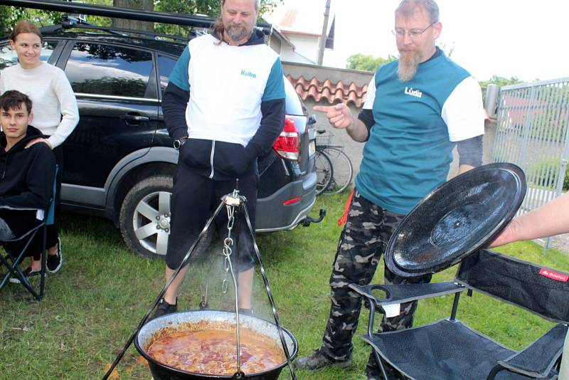 Už se dá mluvit o tradici. Po sedmé se sešly týmy z různých spolků, organizací, ale také jenom partičky přátel, aby se na zahradě kulturního domu v Městci Králové utkaly ve vaření guláše.