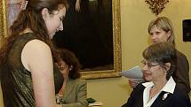 Kristýně Doušové předává bronzový diplom Britská velvyslankyně Linda Duffield  