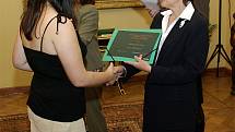 Kláře Šmídové předává bronzový diplom Britská velvyslankyně Linda Duffield  