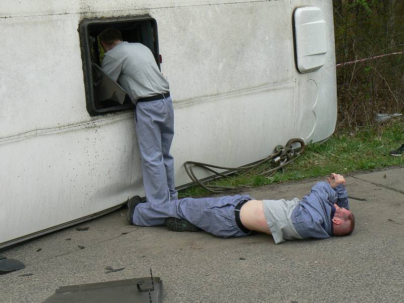 Cvičení simulující nehodu autobusu převážejícího vězně