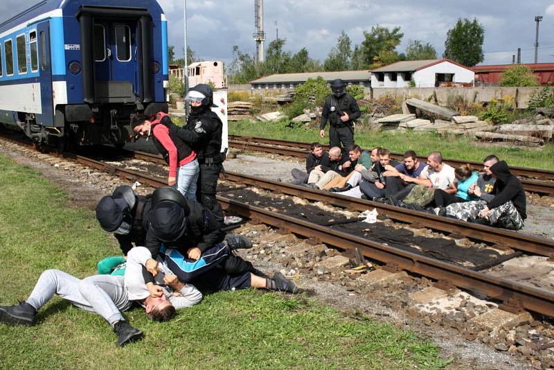 Mezinárodní policejní cvičení Railex 2017 se konalo uplynulé dva dny v nymburském železničním depu.