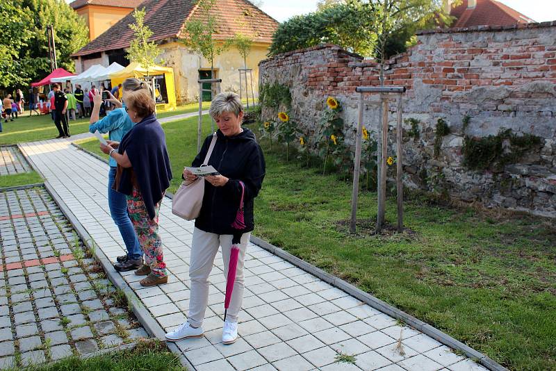 Kostelní Lhota získala dokonce evropské ocenění už před pěti lety. Tehdy se stala Květinovým sídlem Evropy pro rok 2017. Takto se slavilo tehdejší vítězství.