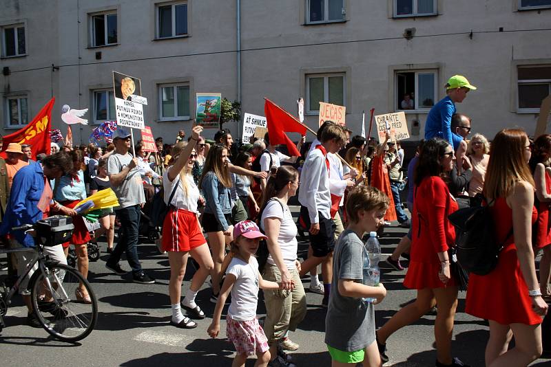 Protesty v Nymburce při jednání sjezdu komunistů a maškarní průvod.