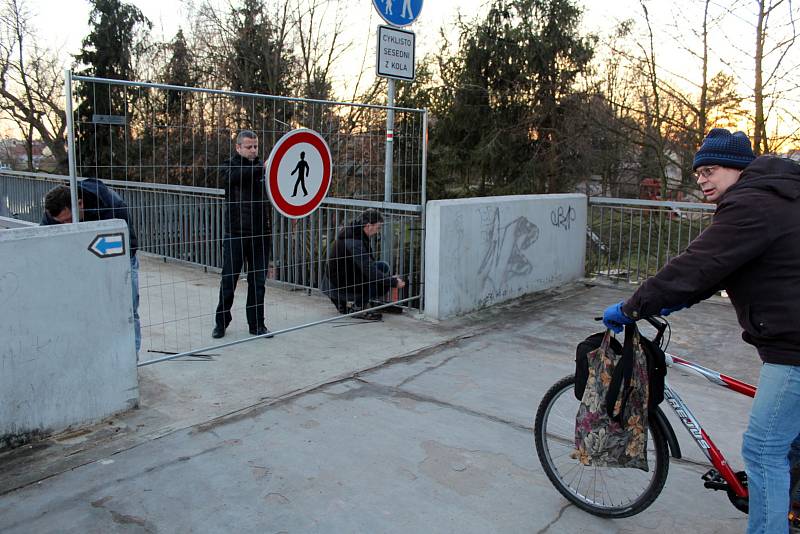 Nymburská lávka byla ve středu odpoledne z bezpečnostních důvodů uzavřena.