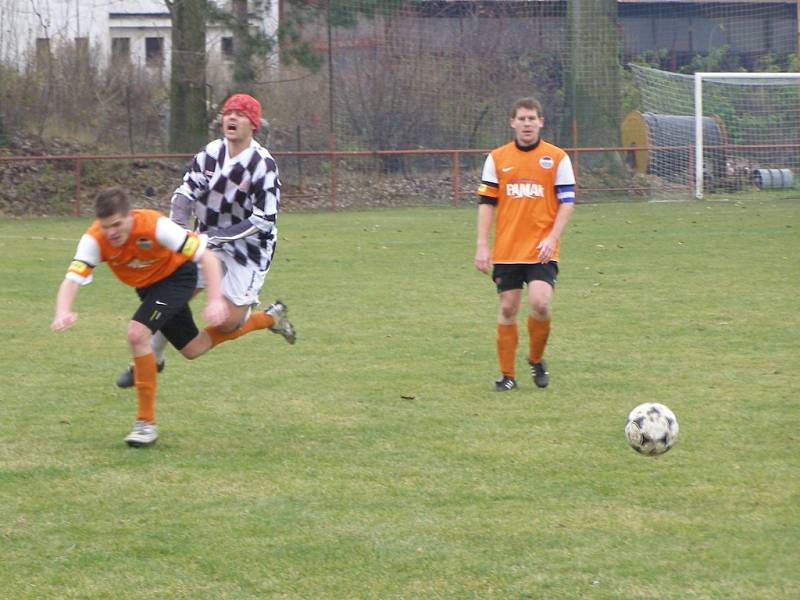 Z okresního fotbalového derby I.B třídy Libice - Sadská (2:1)