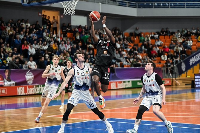 Z basketbalového utkání nadstavby NBL Brno - Nymburk (74:79)