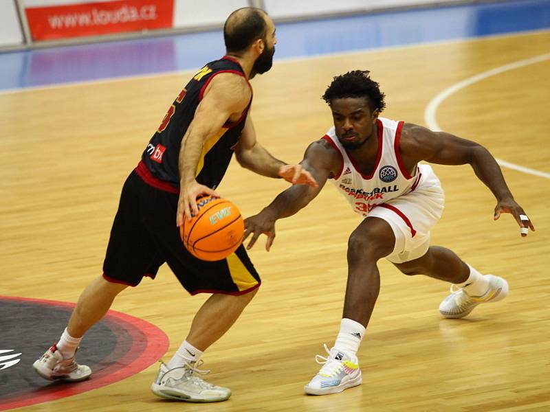 Z basketbalového utkání Ligy mistrů Nymburk - Keravnos. Foto: Tomáš Laš